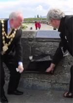 Cllr Donal Lyons, Mayor of Galway and Páraic Breathnach of Galway Arts Center unveil O'Conaire plaque