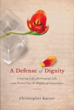 Christopher Kaczor - A Defense of Dignity: Creating Life, Destroying Life, and Protecting the Rights of Conscience (ND Studies in Medical Ethics) - 9780268033262 - V9780268033262