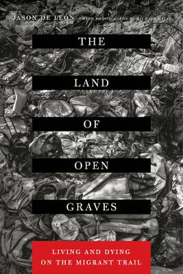Jason De Leon - The Land of Open Graves: Living and Dying on the Migrant Trail - 9780520282759 - V9780520282759