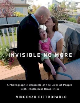 Vincenzo Pietropaolo - Invisible No More: A Photographic Chronicle of the Lives of People with Intellectual Disabilities - 9780813547688 - V9780813547688
