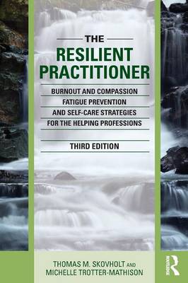 Thomas M. Skovholt - The Resilient Practitioner: Burnout and Compassion Fatigue Prevention and Self-Care Strategies for the Helping Professions - 9781138830073 - V9781138830073