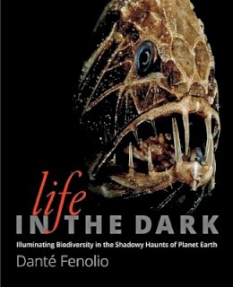 Danté Fenolio - Life in the Dark: Illuminating Biodiversity in the Shadowy Haunts of Planet Earth - 9781421418636 - V9781421418636