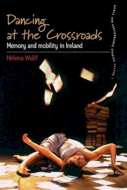 Helena Wulff - Dancing At the Crossroads: Memory and Mobility in Ireland - 9781845453282 - V9781845453282