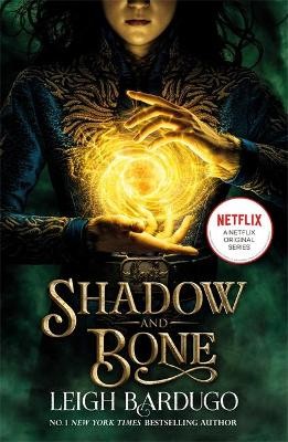 Leigh Bardugo - Shadow and Bone: A Netflix Original Series - 9781510109063 - V9781510109063