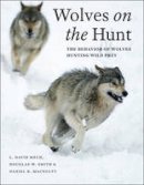 L. David Mech - Wolves on the Hunt: The Behavior of Wolves Hunting Wild Prey - 9780226255149 - V9780226255149