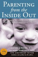 Daniel J. Siegel - Parenting from the Inside Out 10th Anniversary edition: How a Deeper Self-Understanding Can Help You Raise Children Who Thrive - 9780399165108 - V9780399165108