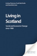 Lindsay Paterson - Living in Scotland: Social and Economic Change since 1980 - 9780748617852 - V9780748617852
