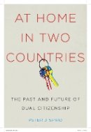 Peter J Spiro - At Home in Two Countries: The Past and Future of Dual Citizenship (Citizenship and Migration in the Americas) - 9780814785829 - V9780814785829