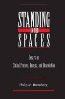 Philip M. Bromberg - Standing in the Spaces: Essays on Clinical Process Trauma and Dissociation - 9780881633566 - V9780881633566