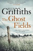 Elly Griffiths - The Ghost Fields: The Dr Ruth Galloway Mysteries 7 - 9781786482174 - V9781786482174